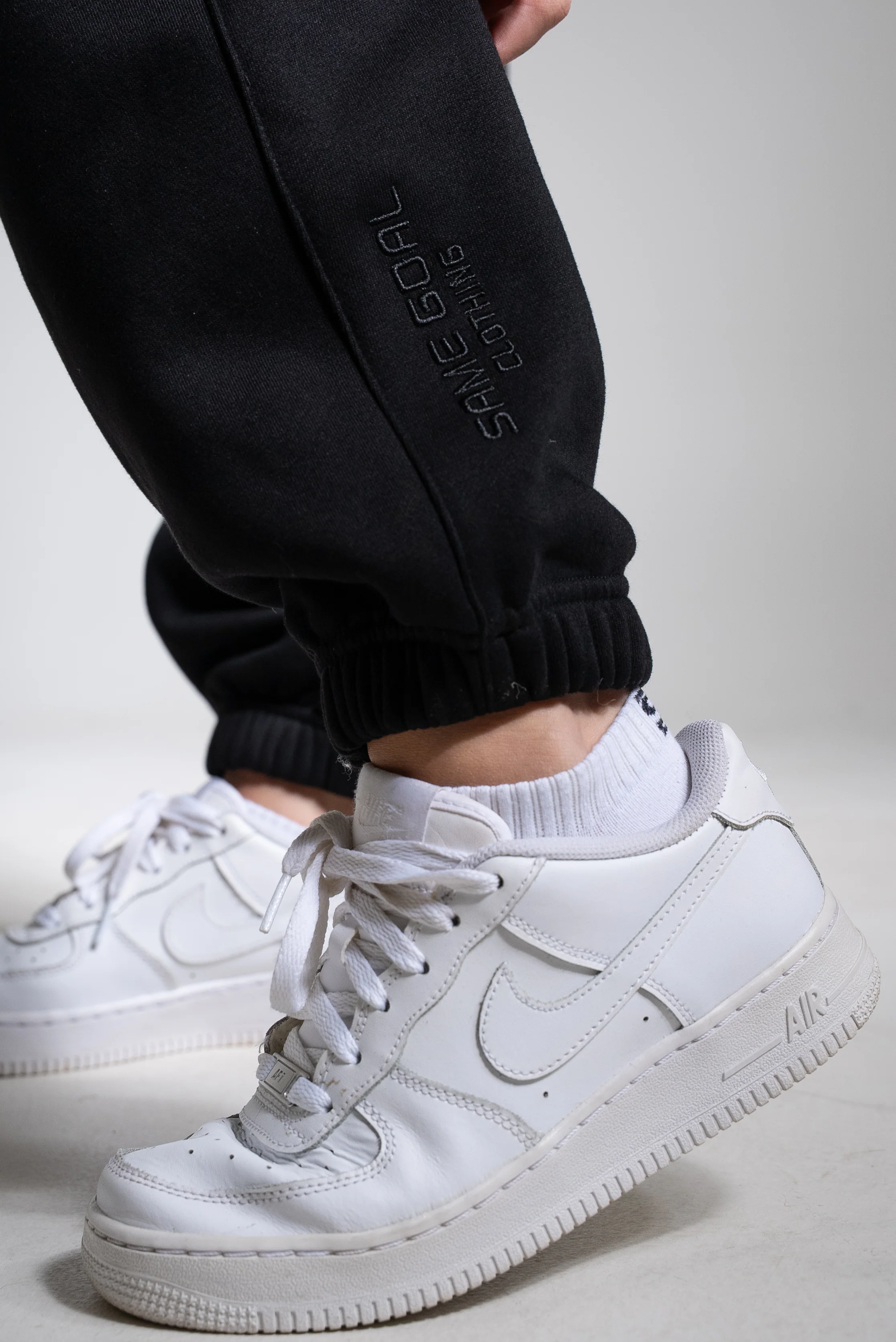 HEAVY collegehousut musta - Image 4