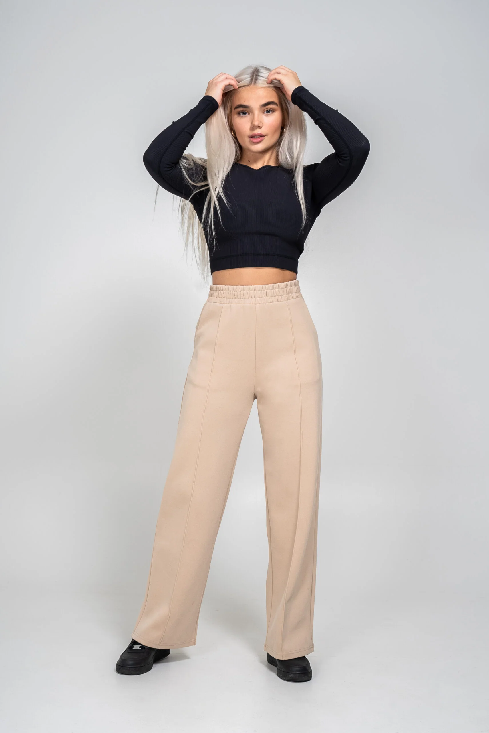 Essential leveälahkeiset housut beige - Image 3