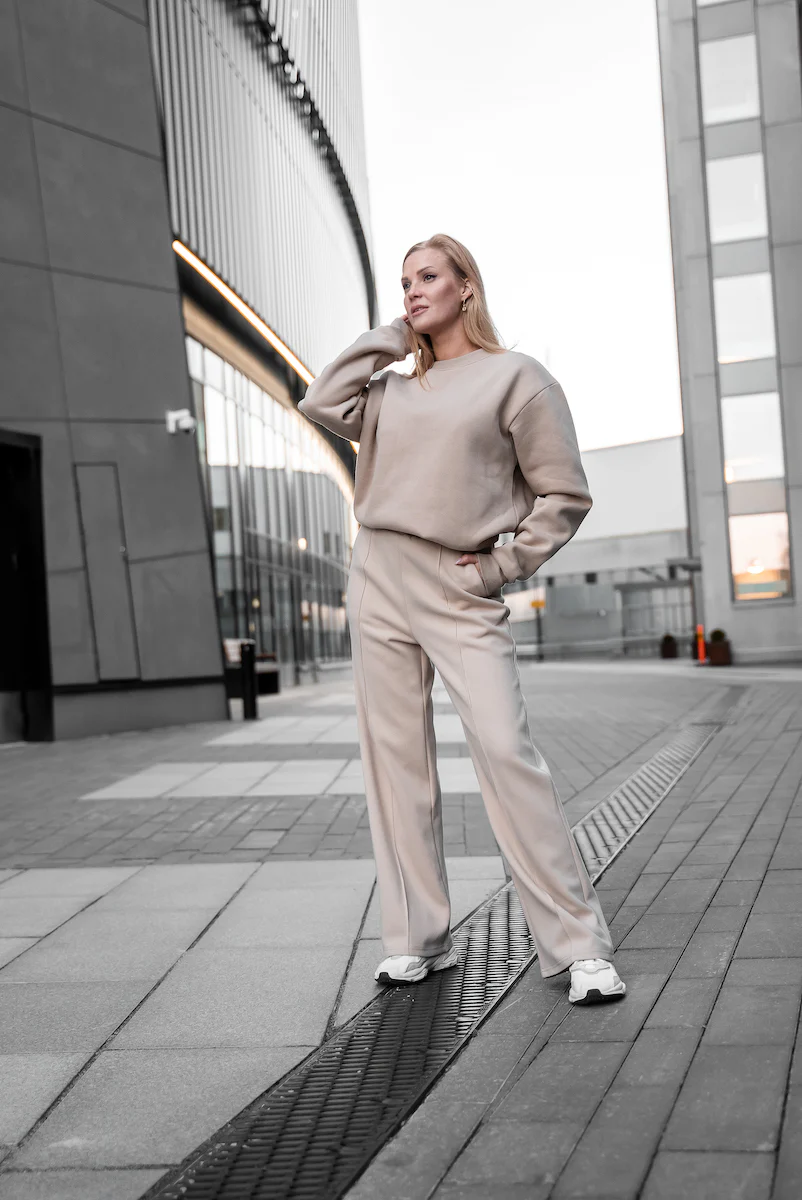 Essential leveälahkeiset housut beige - Image 4