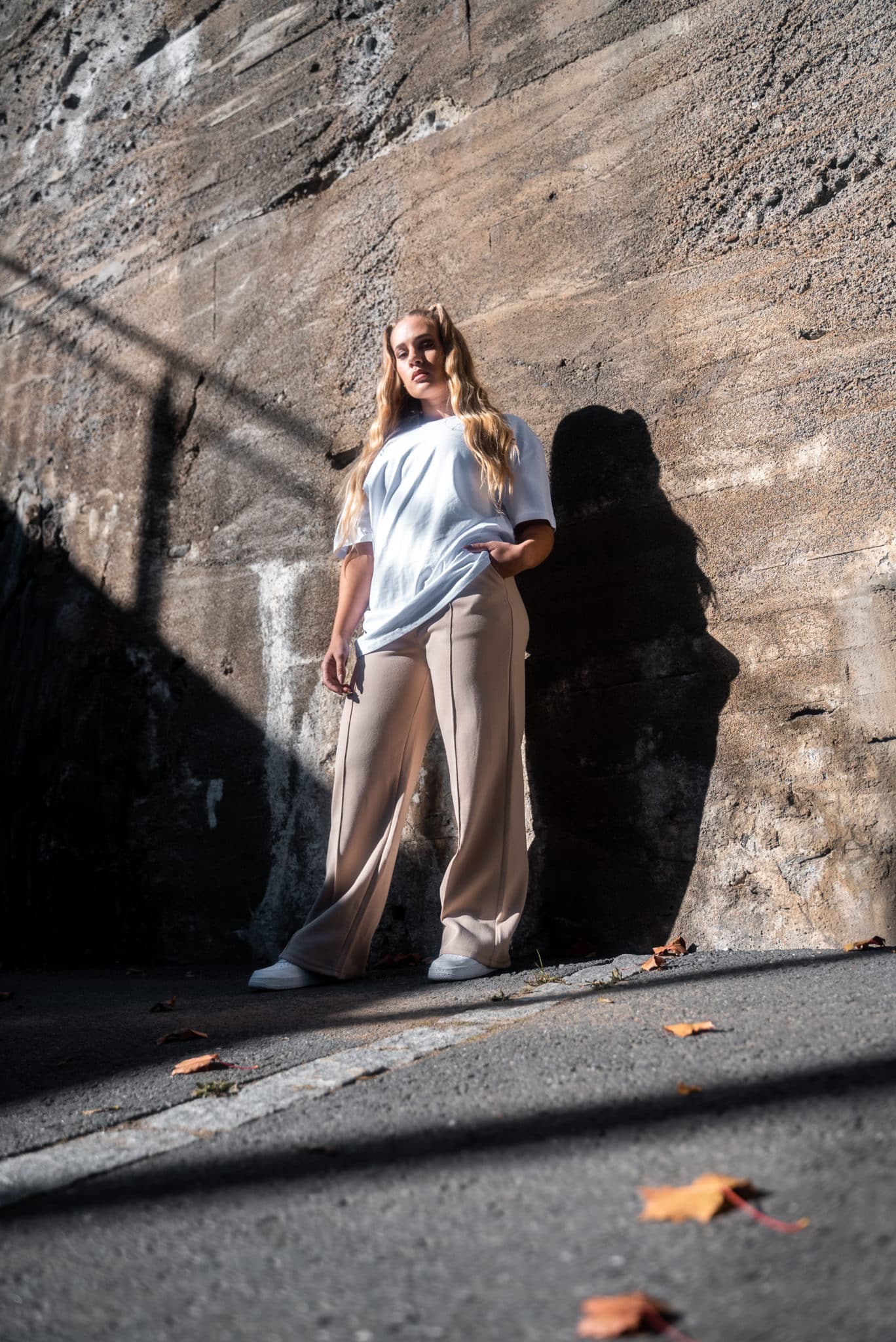 Essential leveälahkeiset housut beige - Image 5