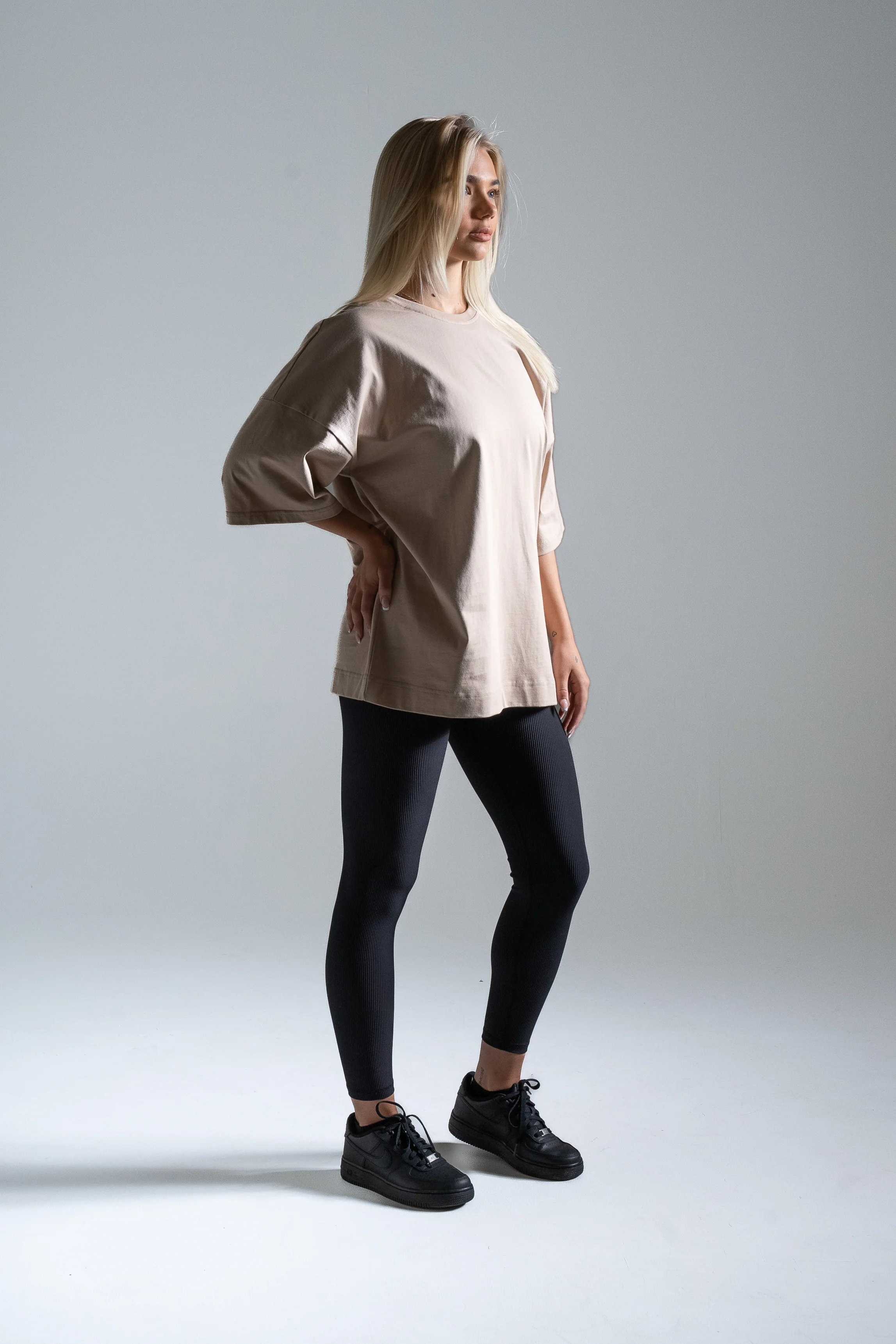 Street oversize t-paita beige - Image 3