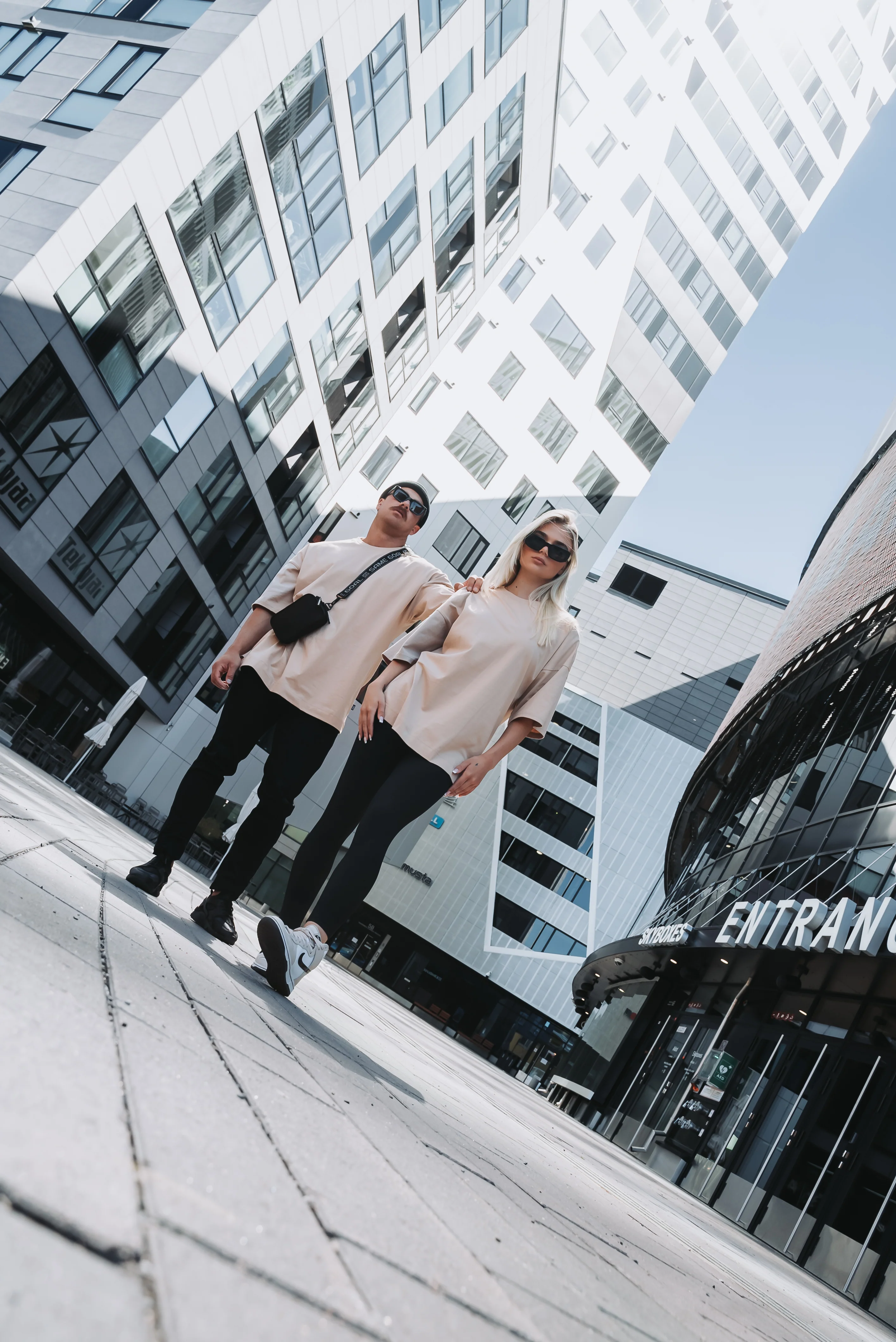 Street oversize t-paita beige - Image 6