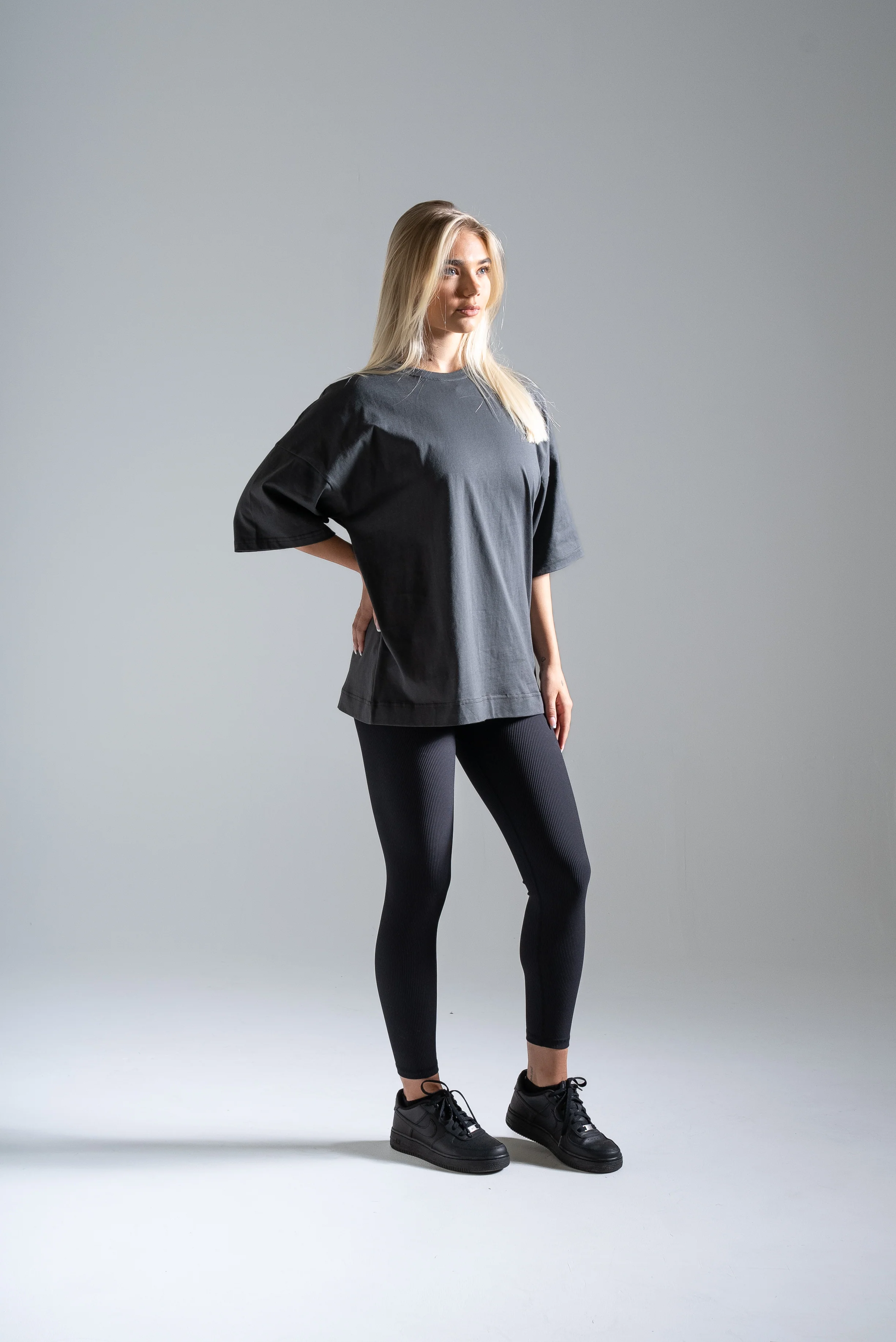 Street oversize t-paita tummanharmaa - Image 3