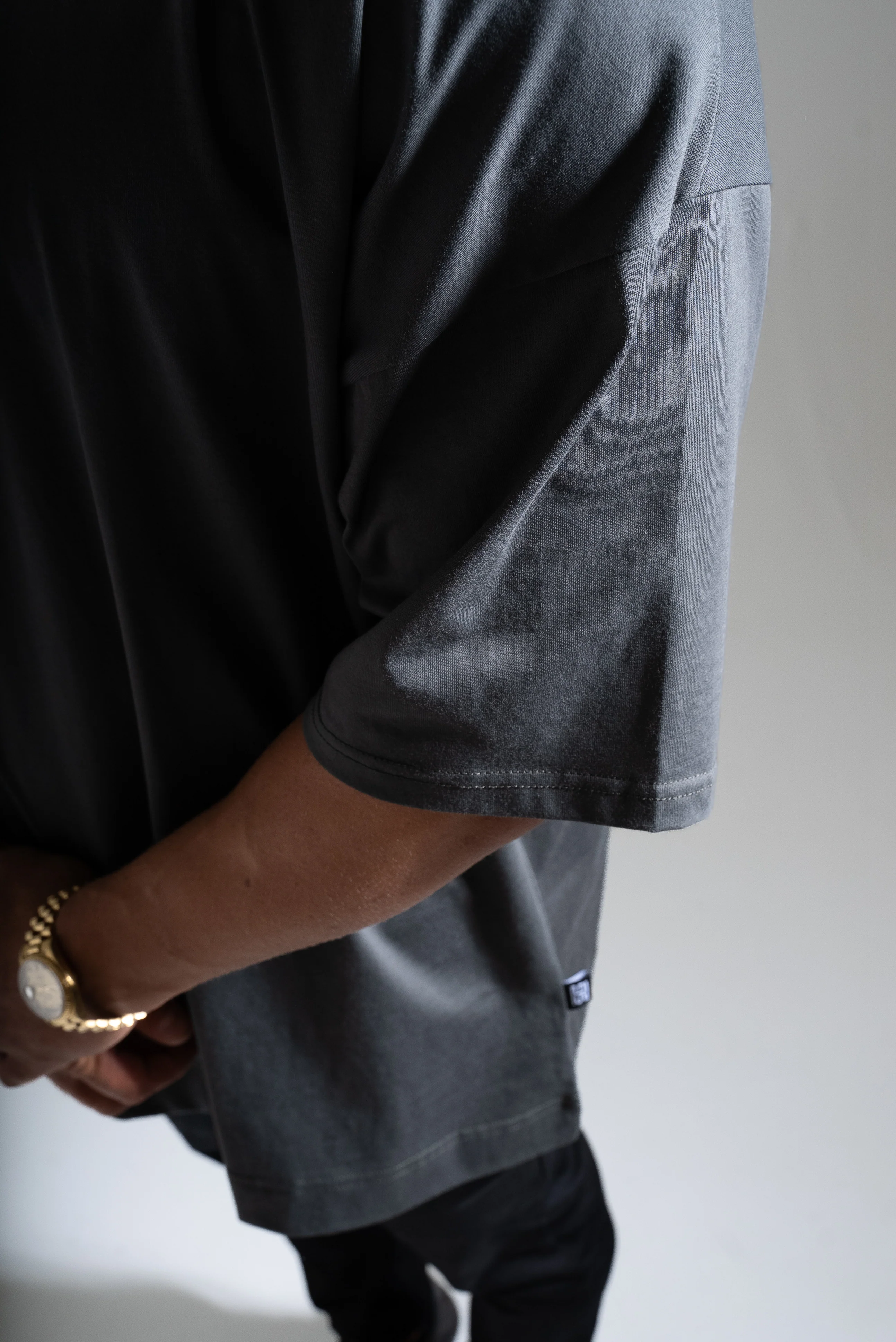 Street oversize t-paita tummanharmaa - Image 5